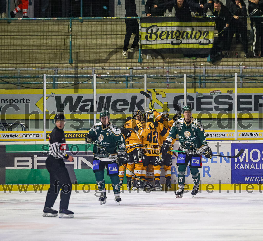 2025-11-02_124_TSV_Erding_gegen_EV_Fuessen | Erding, Deutschland, 02.11.2025:Eishockey, Oberliga Süd 2025 / 2026, 15. Spieltag, TSV Erding gegen EV Füssen, Endergebnis: 2:6Jesse Kauhanen (Erding Gladiators, #4), Elia Ostwald (Erding Gladiators, #17)Foto: Christian Riedel / fotografie-riedel.net