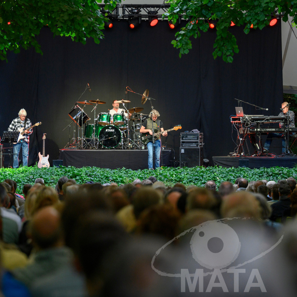 _DWI2441 | John Lees von John Lees' Barclay James Harvest live bei einem Konzert in Serenadenhof Nürnberg, 01.07.2023 - Realisiert mit Pictrs.com