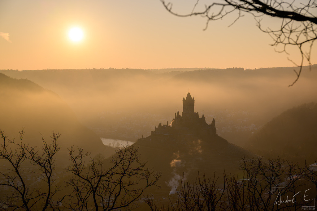 Reichsburg in Cochem im winterlichen Morgennebel | Am frühen morgen im Winter