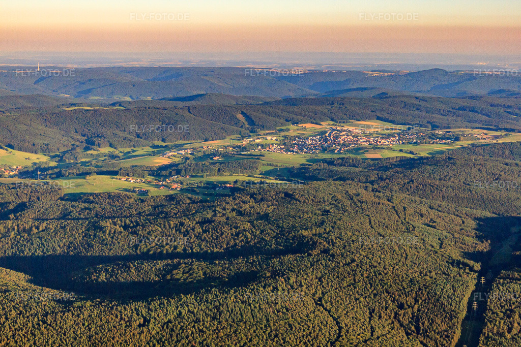 Luftbild: Ortsansicht aus Südosten im Ortsteil Günterfürst in Erbach im Bundesland Hessen in Deutschland. Foto: IMG_52027.jpg vom 18.08.2012 durch Werner Riehm/FLY-FOTO.deAuflösung des Originals: 4752 x 3168 px