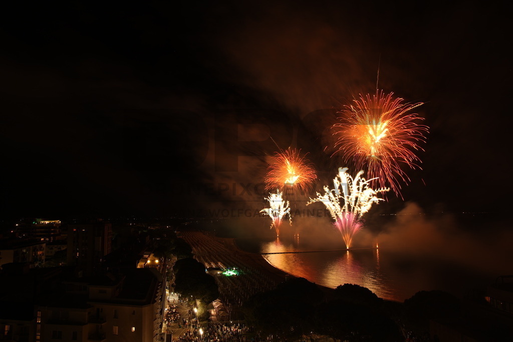 Ferragosto Fireworks in Grado, Italy | GRADO, ITALY, 15.AUG.26 - FIREWORKS - Ferragosto fireworks over the Adriatic Sea in Grado, Italy. Colorful fireworks light up the night sky above the beach, coastline and waterfront during the traditional summer celebration. - Realisiert mit Pictrs.com