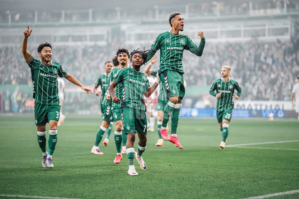 Fußball | Männer | Saison 2025/2026 | 1. Fußball-Bundesliga | 6. Spieltag | SV Werder Bremen vs. FC St. Pauli | 04.10.2025 | Samuel Mbangula (#07, SV Werder Bremen) links schießt das erste Tor des SPiels und jubelt mit Justin Njinmah (#11, SV Werder Bremen) rechts