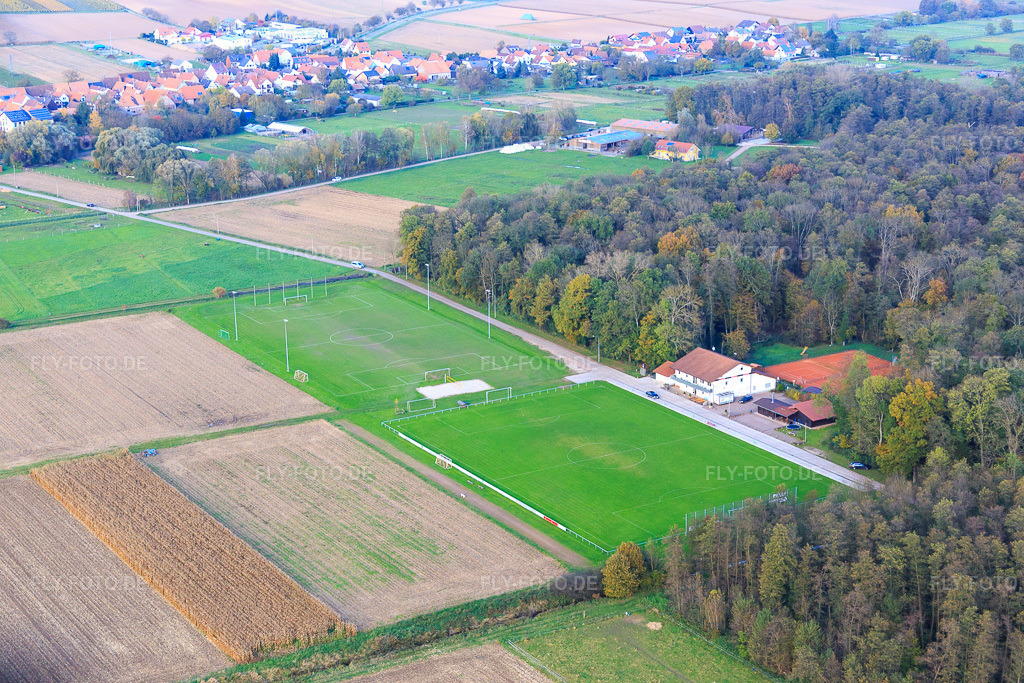 Luftbild: Stadion des TSV 1908 Freckenfeld am Rand des Bienwalds von Süden in Freckenfeld im Bundesland Rheinland-Pfalz in Deutschland. Foto: IMG_075885.jpg vom 02.11.2014 durch Werner Riehm/FLY-FOTO.deTSV1908FRECKENFELD.JIMDO.COM