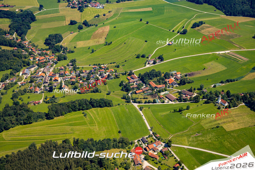 Das Luftbild zeigt : Holzhausen am Starnberger See Münsing - Die Luftaufnahme wurde 2024 vom UL-Flugzeug aus erstellt ( keine Drohne ) - Hochauflösende Luftaufnahme - Für grossformatige Ausdrucke geeignet. Die Geschenkidee !Mit Lizenz und Bildrechte bestellbar