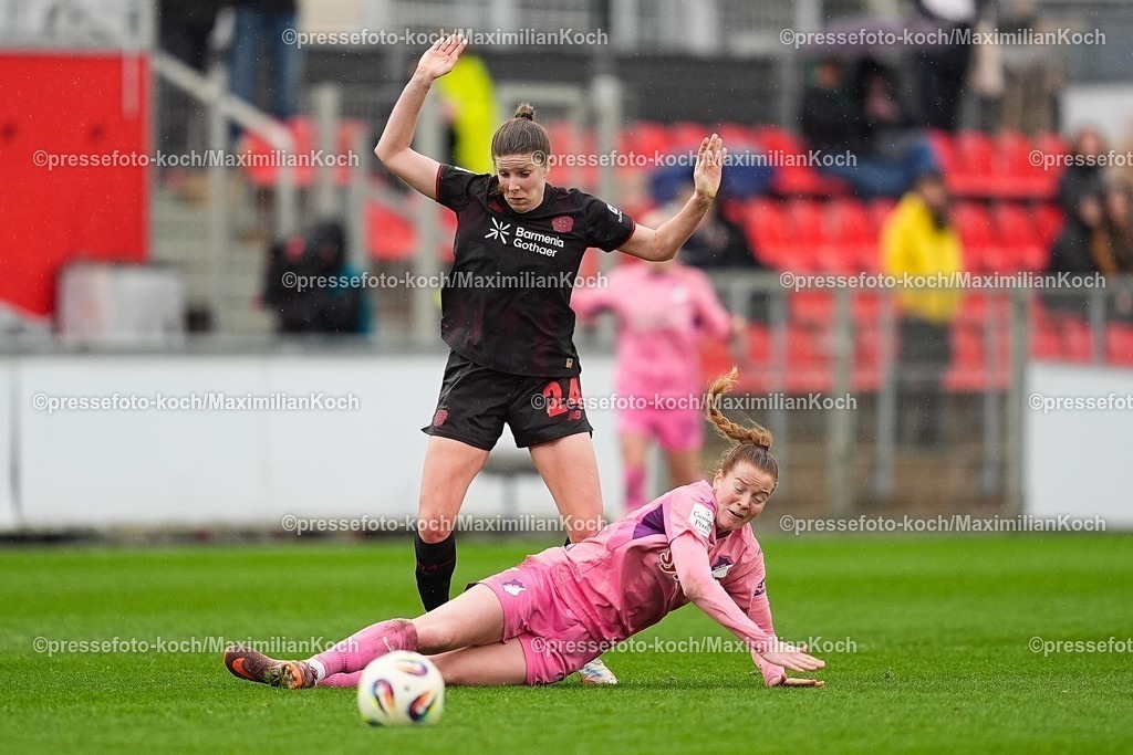 xYDRx22022601023 | 22.02.2026, xydrx, Frauen Fußball, 1.Fußball Bundesliga, Bayer 04 Leverkusen - TSG 1899 Hoffenheim, Saison 2025 2026, Ulrich-Haberland-Stadion: Lilla Turanyi (Bayer 04 Leverkusen #24) im Zweikampf gegen Nikee Van Dijk (TSG 1899 Hoffenheim #25)    DFB regulations prohibit any use of photographs as image sequences and or quasi-video.Photo: xYannisxDreimannxPressefotoKochx