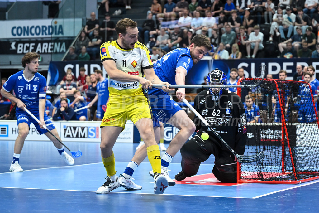 Zug United - HC Rychenberg - 25. April 2026 | Manuel Maurer (#11 HC Rychenberg Winterthur) gegen Raphael Neidhart (#14 Zug United) vor dem Tor von Nils Schälin (#62 Zug United) am L-UPL Superfinal-Spiel zwischen Zug United und HC Rychenberg am 25. April 2026 in der BCF Arena, Fribourg, Schweiz.Bild: Sportfotografie Markus Aeschimann | www.markus-aeschimann.ch - Realisiert mit Pictrs.com