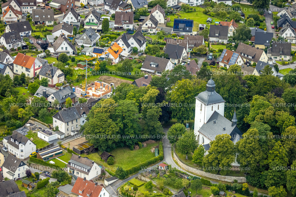 Warstein240713211 | Luftbild, kath. Alte Kirche, Baustelle Neubau eines Wohnhauses an Alte Rathausstraße, Warstein, Sauerland, Nordrhein-Westfalen, Deutschland