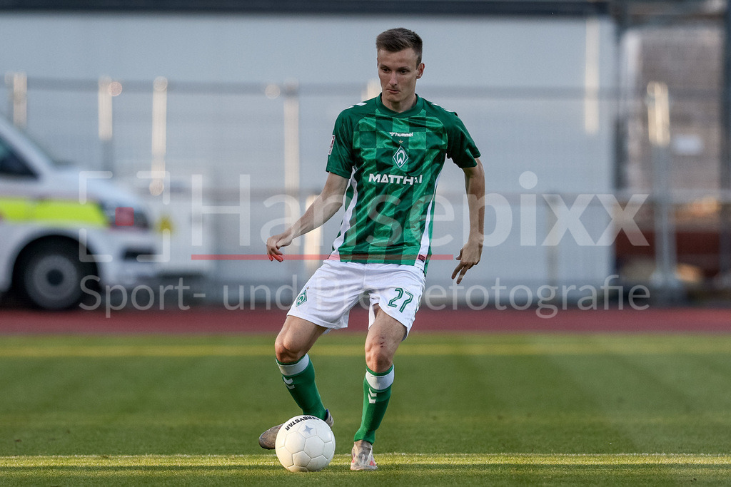Fussball, Regionalliga Nord, SV Werder Bremen II - SSV Jeddeloh | Ole Schulz (SV Werder Bremen II, 27) am Ball, Freisteller, Einzelbild, Ganzkörper, Aktion, Action, Spielszene