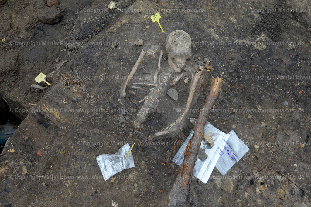 Stade Archäologe Hertie Abriss__ELS7550 | Stade - Aufnahmedatum: 17.06.2016, Aufnahmehöhe:  m, Koordinaten:  - , Bildgröße: 4610 x  3077 Pixel - Copyright 2016 by Martin Elsen, Kontakt: Tel.: +49 157 74581206, E-Mail: info@schoenes-foto.deSchlagwörter:Archäologie Hertie Abriss 2016 - Realisiert mit Pictrs.com