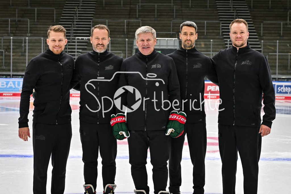 Augsburger Panther 2025/26 | im Bild das Trainerteam der Augsburger Panther in der Saison 2025/26, v. l. Adrian SCHELENZ, Thomas DOLAK, Bill PETERS, Dennis ENDRAS, Mika WENDELL / Media Day Augsburger Panther: Curt-Frenzel Stadion am 06.08.2025