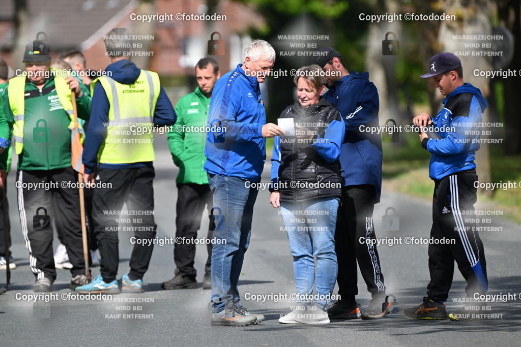 DSC_9931 | Folkmar Lüpkes / KV8Esens gibt eine Werferkarte an Schreiber Elke Fleßner weiter.