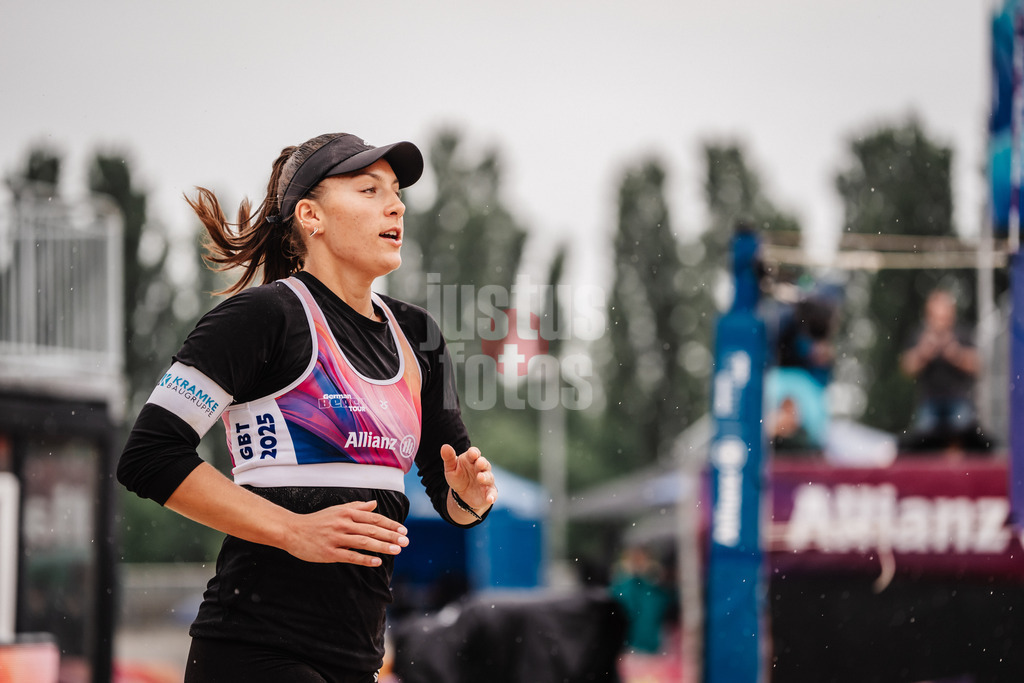 Beachvolleyball | Frauen | Allianz German Beach Tour 2025 | Tourstop Bremen | 15.06.2025 | Leonie Klinke läuft in die Arena ein