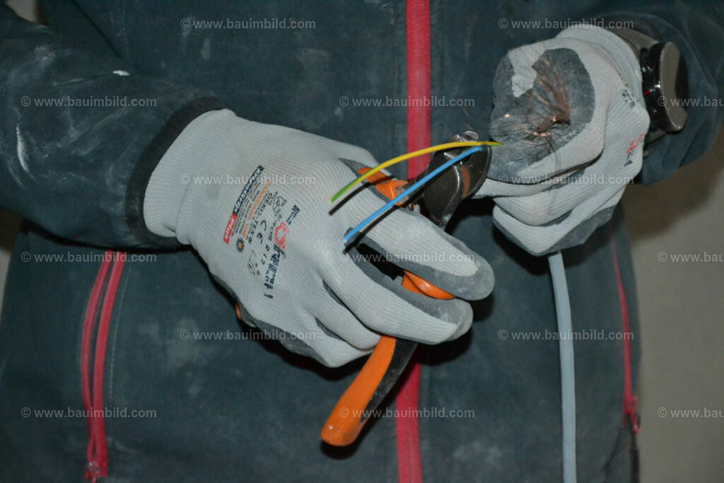 bib-lg17-elektroinstallation-0193 | Nach LV-Leistungsgruppen sortierte Detailfotos über den Bau eines Hauses. Alle Hausbau-Bilder direkt vom Urheber und Autor der Website Haus-Selber-Bauen.com