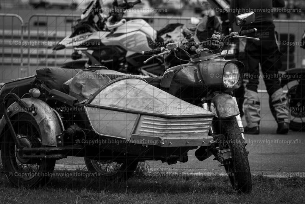 MZ Gespann | Foto vom 3. Classic Motor Weekend 18. - 20. August 2023 auf dem Flugplatz in Obermehler - Realisiert mit Pictrs.com