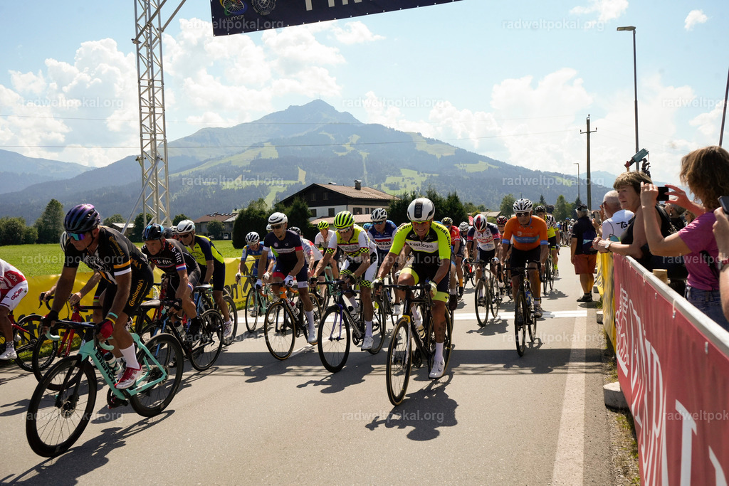 453_20230817_Bewerb_Maenner_Muehlanger | AUT - OESTERREICH, 2023-08-16: SPORT RENNRAD-FAHREN - 55. INTERNATIONALER RADWELTPOKAL IN ST. JOHANN IN TIROL  - Vintage-Radrennen mit WM-Bronze-Medaillen-Siegerin Christina Schweinberger, den Teilnehmer und Alexander Baumann (vom Orginastions-Team) - TAG 2 BEWERB MAENNER IN SECHS GRUPPEN  ; Foto: Roland Muehlanger