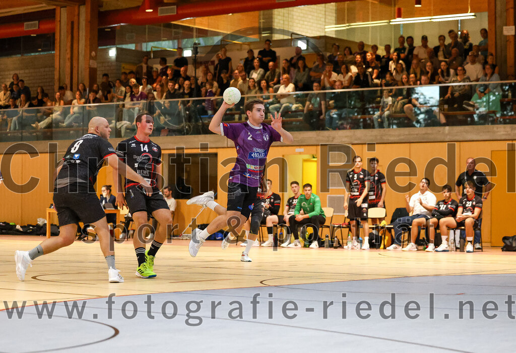 2024-09-21_067_SpVgg_Altenerding_gegen_TSV_1861_Mainburg | Erding, Deutschland, 21.09.2024:Handball, Bezirksoberliga Männer 2024 / 2025, 1. Spieltag, SpVgg Altenerding gegen TSV 1861 Mainburg, Endergebnis: 36:20Maximilian Heim (TSV 1861 Mainburg, #8), Maximilian Altmann (TSV 1861 Mainburg, #14), Joseph Wyhnalek (SpVgg Altenerding, #2)Foto: Christian Riedel / fotografie-riedel.net