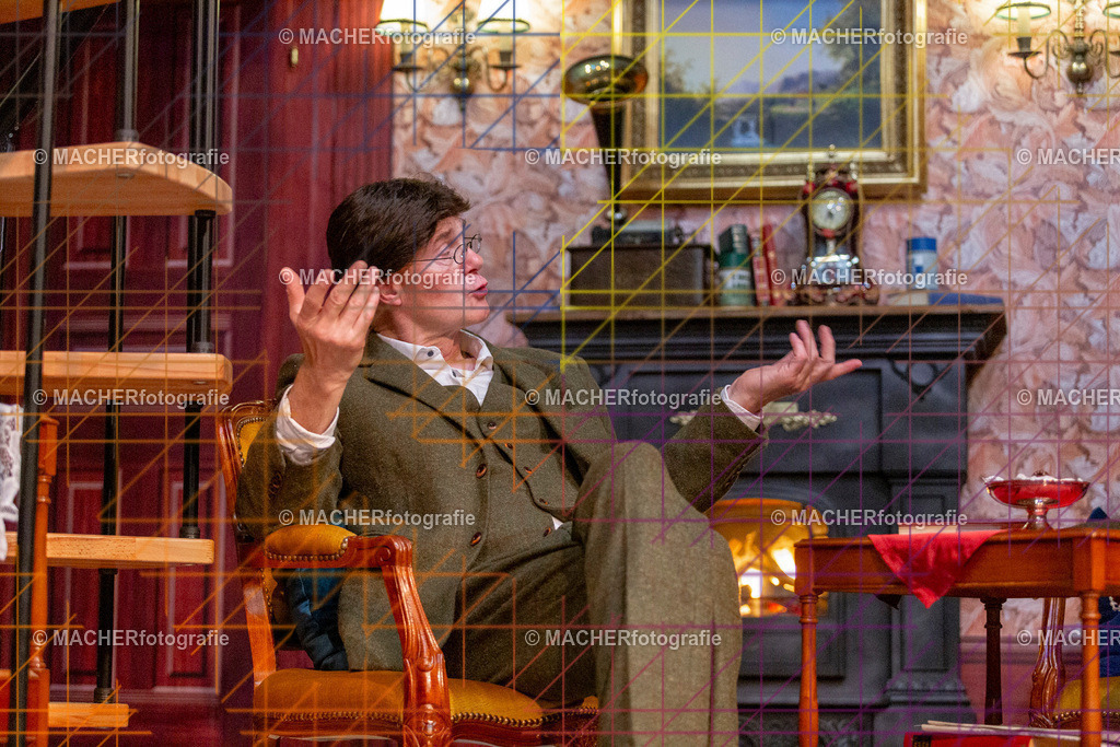 151_MFL-2025 | Portraitbilder von Regisseur; Darsteller; Techniker; Maske; Kostüme; Chor; Musiker; Bilderserie der Generalprobe und der Premierenvorstellung, Szenenbilder; Ausdrucksstudien; Bühnenüberblick; Bühnenkulissen; Pressefotos inkl. Redaktionsfoto Darstellergruppe.