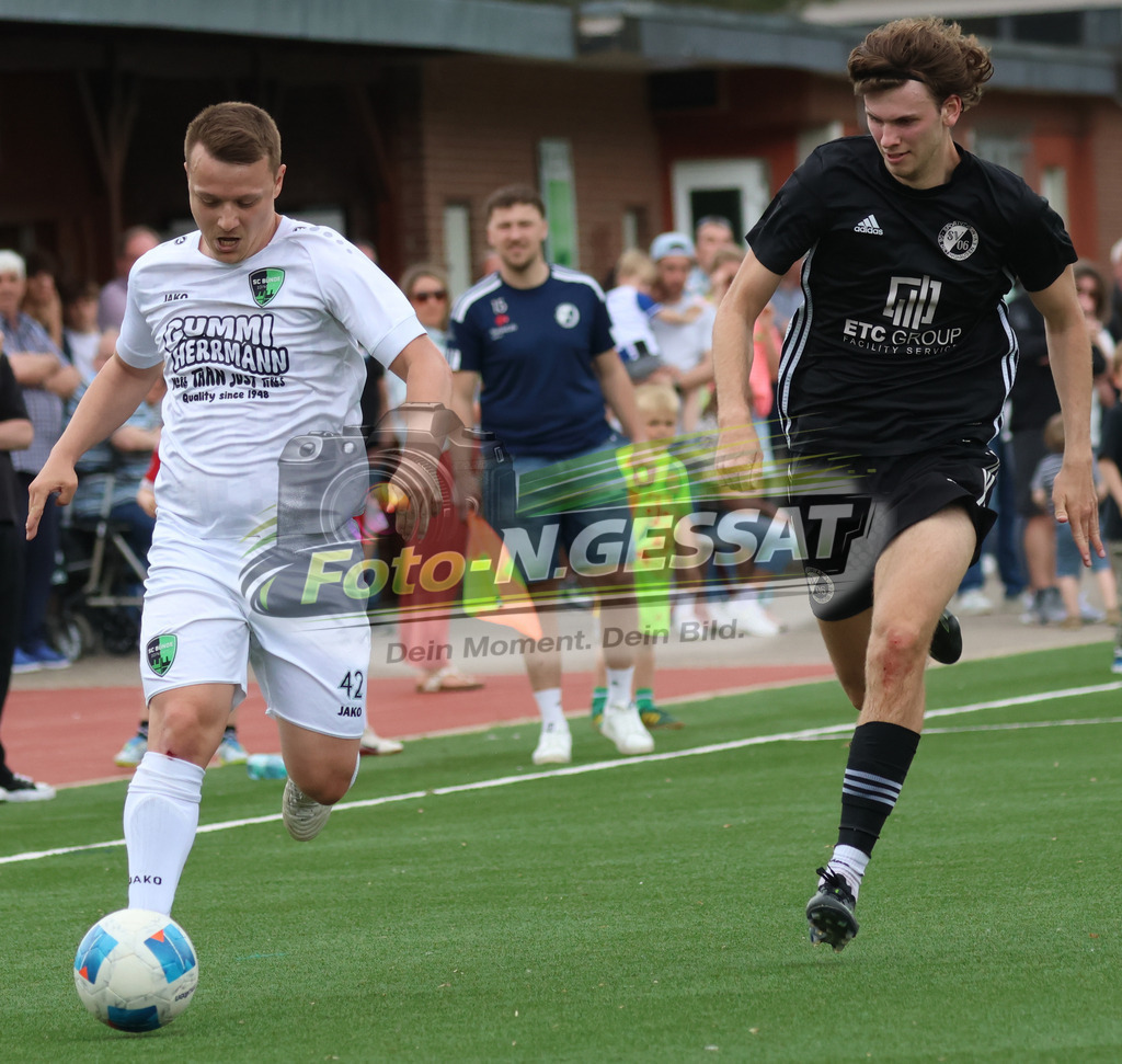 SC Bünde - SV Oetinghausen | Auf dem Bild zu sehen: weiß SC Bünde: Tobias Bahre ; schwarz SV Oetinghausen: Julien HammerSC Bünde, SV Oetinghausen, Saison 25/26, Bezirksliga, Hunnebrock, Deutschland - Realisiert mit Pictrs.com