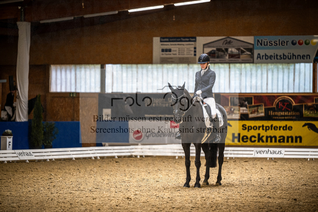 DOS_3393 | Entdecke hochwertige Reitturnierfotos von Foto Oger. Professionell, emotional und authentisch – jetzt Lieblingsmomente im Shop bestellen.Deutschlandweite Turnierfotografie. - Realisiert mit Pictrs.com
