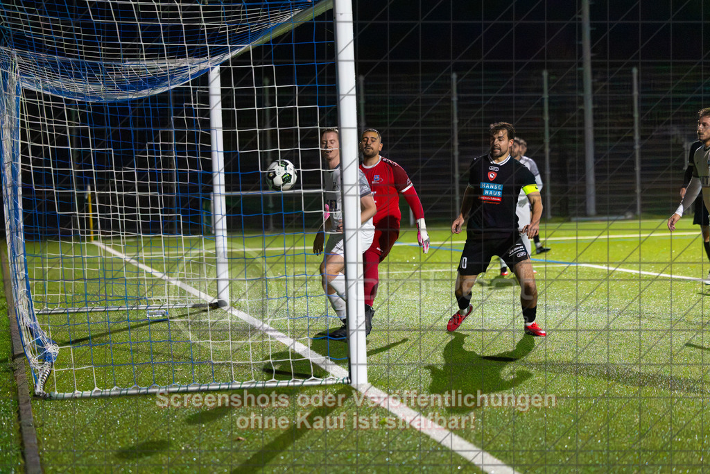 20261008_195733_0182_(c)_by_PhotoPeet | Moritz Roos (SV Ebersbach #10) erziehlt hier das 1:2TSV Eschenbach (weiß) vs. SV Ebersbach (schwarz), Fußball, Bezirkspokal der Herren, Saison 2026/2027, Kunstrasenplatz, Schlater Straße, 73107 Eschenbach, 08.10.2026 - 19:30 Uhr,Foto: PhotoPeet / Sport- &amp; Eventfotografie / Peter Harich