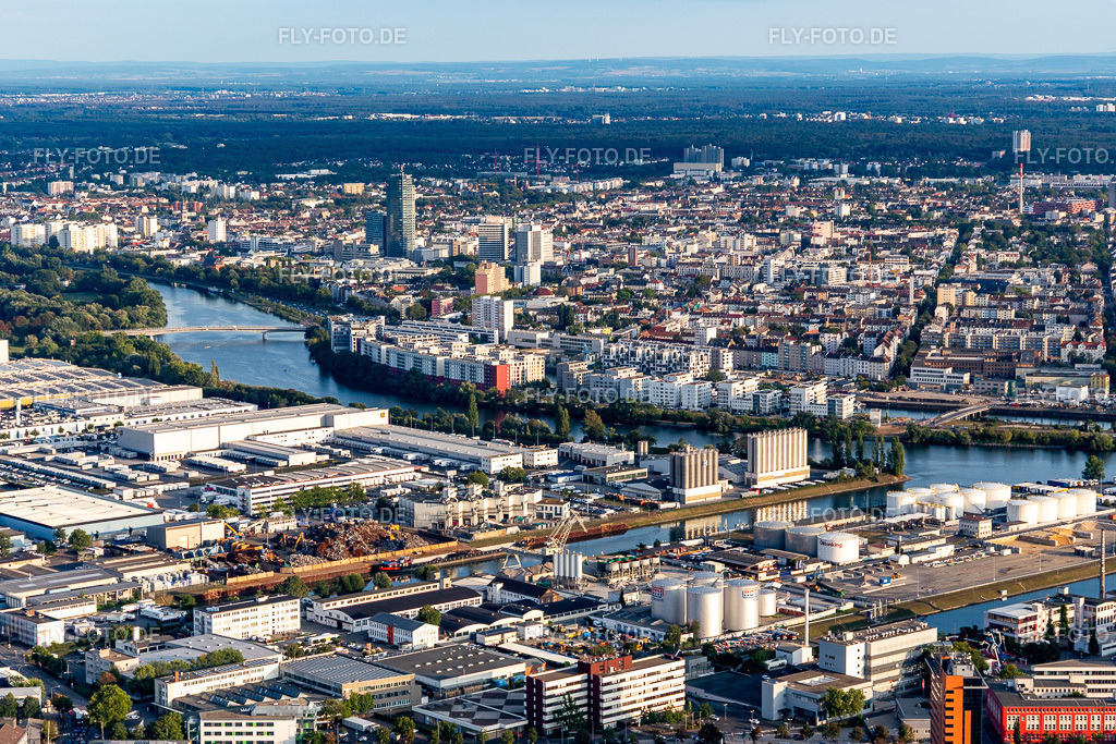 Gebäudekomplex und Gelände des Logistikzentrums am Main-Hafen von Oiltanking, DB Schenker, UPS Center Frankfurt und Karl Schmidt am Main | Luftbild: Gebäudekomplex und Gelände des Logistikzentrums am Main-Hafen von Oiltanking, DB Schenker, UPS Center Frankfurt und Karl Schmidt am Main im Ortsteil Ostend in Frankfurt im Bundesland Hessen in Deutschland. Foto: IMG_117631.jpg vom 10.09.2019 durch Werner Riehm/FLY-FOTO.de - Realisiert mit Pictrs.com