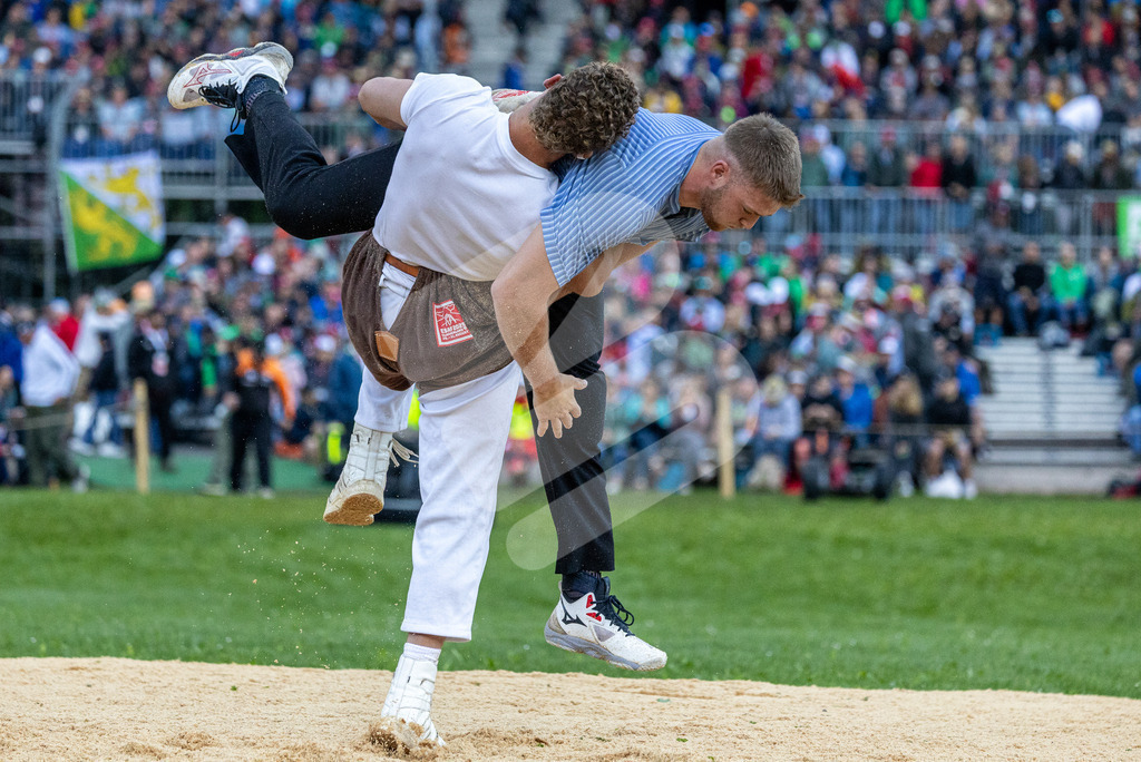 ESAF2025_05Gang_5804 | Die Schwinger des Schwyzer Kantonalen Schwingerverbandes: Fotos, die Dynamik und Leidenschaft festhalten, sowie emotionale Momente aus dem traditionellen Schwingsport zeigen. - Realisiert mit Pictrs.com
