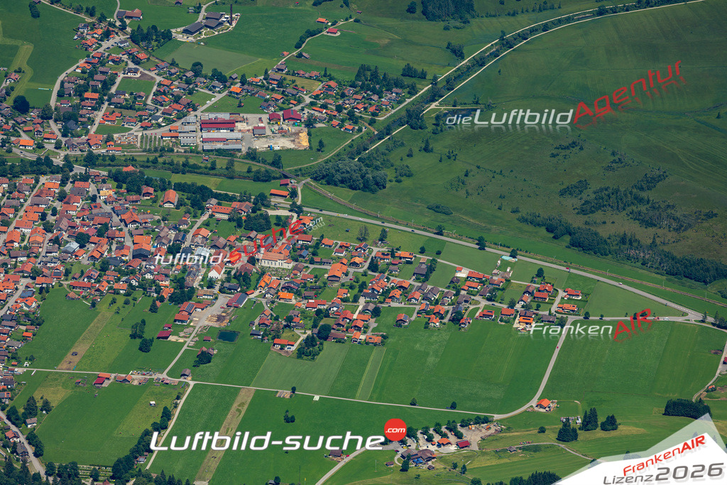 Aktuelles Luftbild von  Unterammergau - Die Luftaufnahme wurde 2022 mittels UL-Flugzeug erstellt ( keine Drohne ) - hochauflösende Kamera-Systeme von  Canon -Beste Qualität - Für grossformatige Ausdrucke geeignet. Die Geschenkidee !