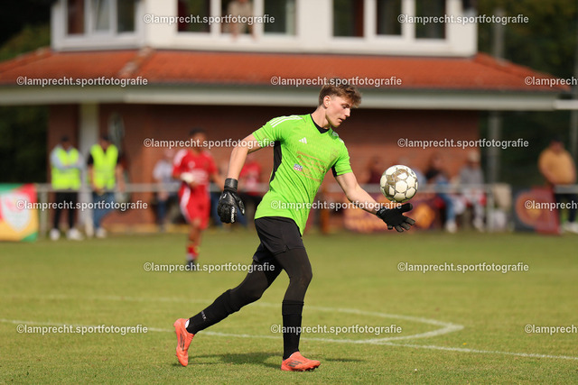 Fußball I Herren I Saison 2025-2026 I Verbandsliga Süd I 7. Spieltag I SV Schackendorf - SV Azadi Lübeck I 06.09.2025.131 | Louis von Pein (87, SV Schackendorf)/ - Realisiert mit Pictrs.com
