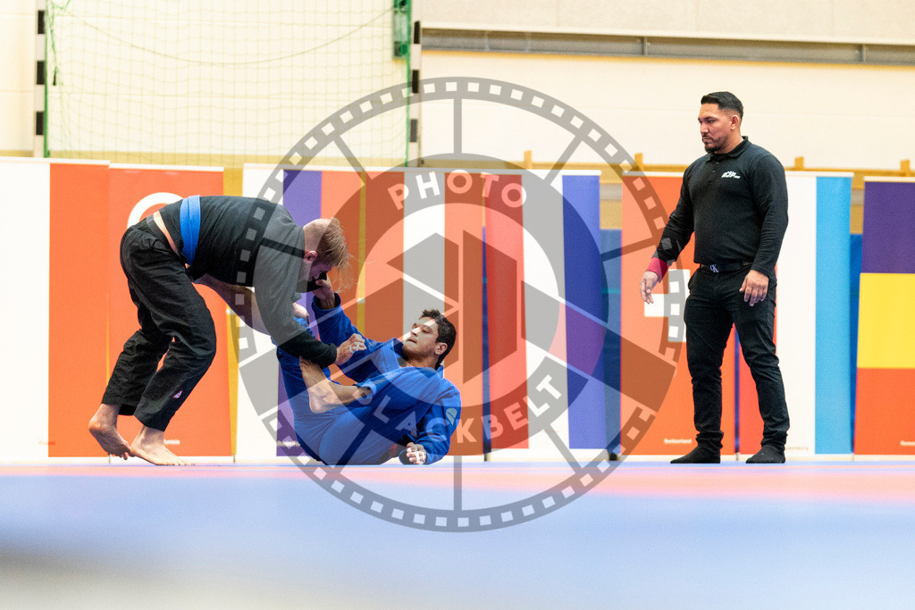 20231118PBB12544 | Fighters compete during the AJP Tour 600 Frankfurt Championship in Frankfurt/Main, Germany, on November 18, 2023.