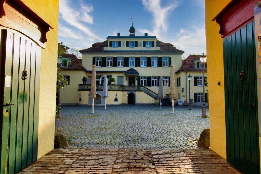 Schloss Eulenbroich - steht in Rösrath an einem Nebenarm der Sülz | Durchgang zum Schloss - Realisiert mit Pictrs.com