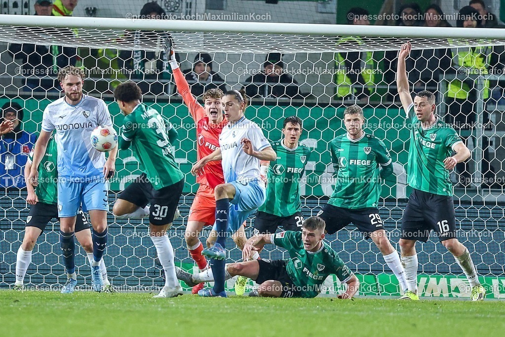 PRM06022601040 | 06.02.2026, Fußball, Preußen Münster - VfL Bochum, 2. Fußball Bundesliga,  Preußenstadion, 21.Spieltag, Saison 2025 2026: Torwart Johannes Schenk&nbsp;(Preussen Muenster #01) verteidigt im Tummult des Strafraum Strafraumaktion DFB regulations prohibit any use of photographs as image sequences and or quasi-video.