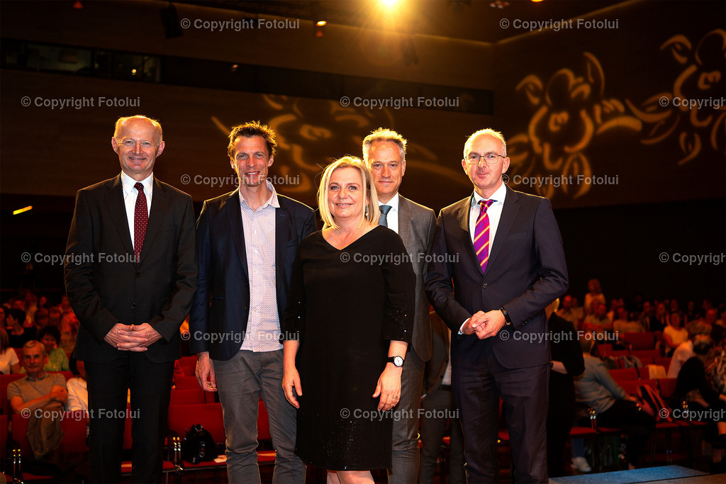 OBERBANK_02 | EIN DANK AN DIE PFLEGEKRAEFTE KABARETT MIT KLAUS ECKEL 02.06.2022 OBERBANK DONAU-FORUM LINZ IM BILD: V.L. DR.FRANZ GASSELSBERGER,KLAUS ECKEL,BARBARA ROHRHOFER,THOMAS ARNOLDNER UND UNIIV.PROF.DR.BERND LAMPRECHT FOTO:FOTOLUI/OBERBANK