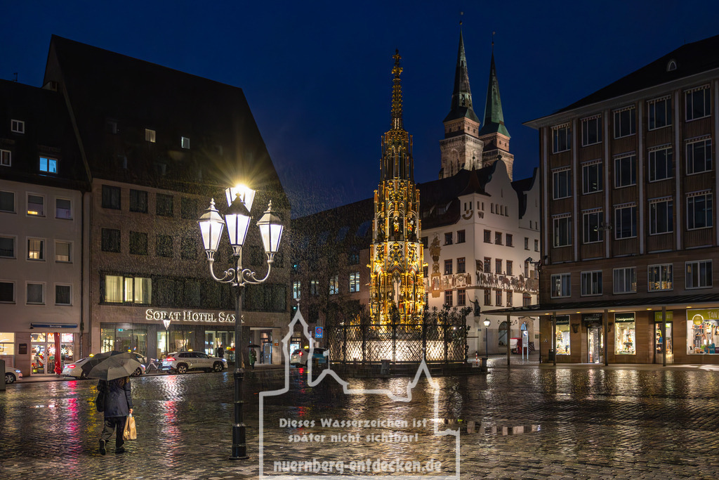 Regen in Nürnberg | Regenwetter auf dem Hauptmarkt im Herzen der Nürnberger Altstadt, wo auch die Sehenswürdigkeit der Goldene Schöne Brunnen steht. - Realisiert mit Pictrs.com
