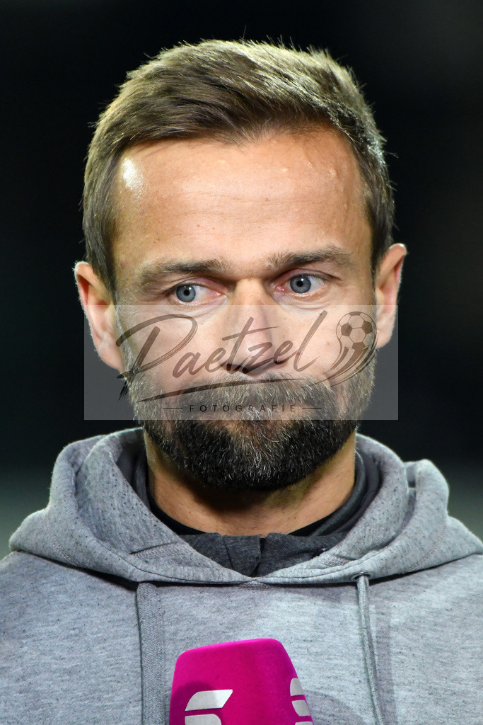 20200214_SCPFWK_0115 | Fussball, Herren: Trainer Michael Schiele (FC Wuerzburger Kickers) schaut waehrend des Spiels der 3. Liga zwischen SC Preussen Muenster und FC Wuerzburger Kickers im Preussenstadion am 14.02.2020 in Muenster, Deutschland.DFB / DFL REGULATIONS PROHIBIT ANY USE OF PHOTOGRAPHS AS IMAGE SEQUENCES AND/OR QUASI-VIDEO. - Realisiert mit Pictrs.com