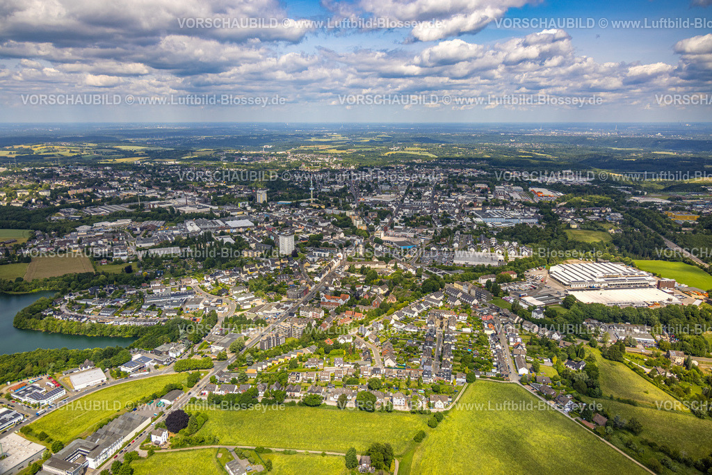 Velbert250601005 | Luftbild, Wohngebiet Ortsansicht Velbert Mitte mit Fernmeldeturm, links Schlammteich Uferbereich, rechts große Halle PATFOR GmbH Logistikdienst, Fernsicht und blauer Himmel mit Wolken, Velbert, Ruhrgebiet, Nordrhein-Westfalen, Deutschland
