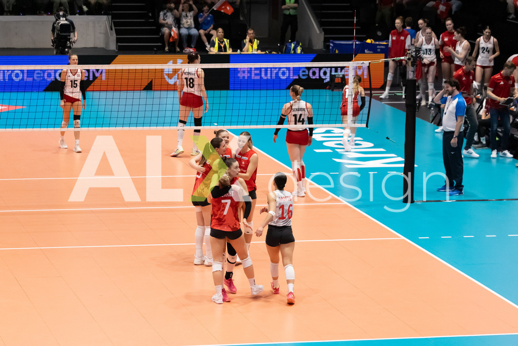 Austria v Switzerland - CEV European League Women | KRIENS, SWITZERLAND - JUNE 14: Team of Switzerland celebrating during the CEV European League match between Austria and Switzerland at Pilatus Arena on June 14, 2026 in Kriens, Switzerland. - Realisiert mit Pictrs.com