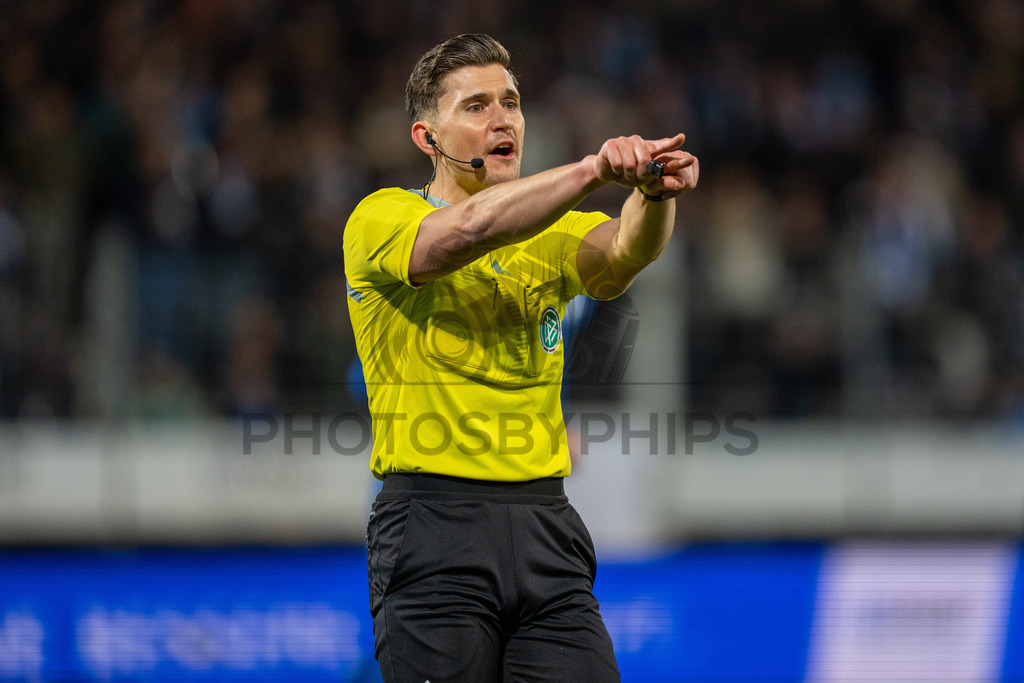SV Stuttgarter Kickers vs. SGV Freiberg, Fussball, WFV-Pokal, Viertelfinale, 17.03.2026 | Schiedsrichter Felix Prigan gibt klare Anweisungen,SV Stuttgarter Kickers vs. SGV Freiberg, Fussball, WFV-Pokal, Viertelfinale, 17.03.2026Foto: photosbyphips/Philip Ziegler