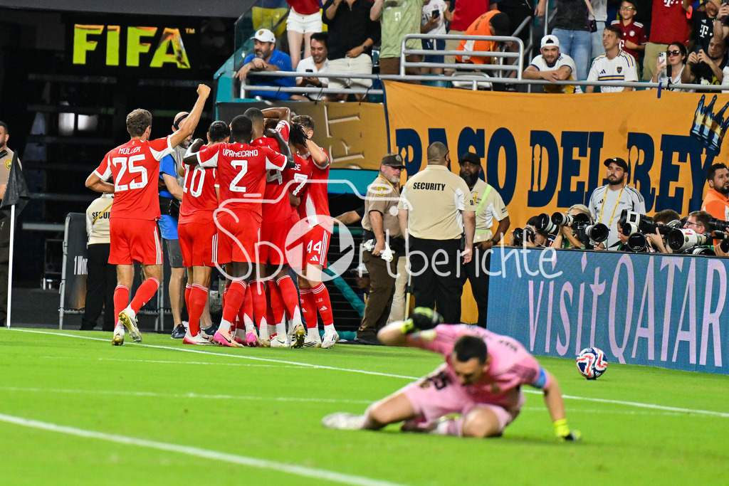 FC Bayern München - Boca Juniors | Jubel der Bayern nach dem Treffer zum 2-1 durch Michael OLISE (FC Bayern Muenchen 17) / Tor / Torschuetze / Freude / Happy / FIFA Club World Cup: FC Bayern Muenchen - Boca Juniors, Hard Rock Stadium am 20.06.2025 / NOT FOR SALE IN USA