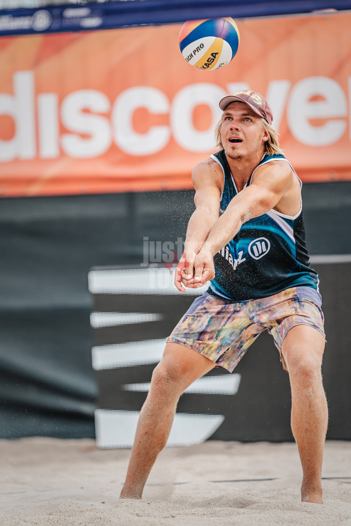 Beachvolleyball | Männer | Allianz German Beach Tour 2024 | Tourstop Kühlungsborn 2 | 15.08.2024 | Ole Schwarmann nimmt den Ball an