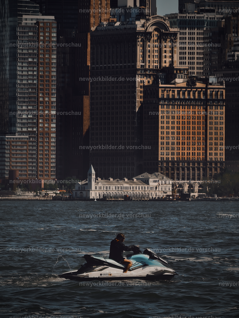 Adrenalin auf dem Wasser – JetSki-Abenteuer mit Skyline-Blick | Mit dem JetSki über die Wasserstraßen von New York zu donnern – ein Erlebnis, das Freiheit und Adrenalin vereint. Während du den East River und den Hudson entlangbretterst, öffnet sich vor dir die ikonische Skyline von Manhattan: Wolkenkratzer, Brücken und die unverwechselbare Energie der Stadt. Dieses Foto fängt die Dynamik des Moments ein – die Gischt des Wassers, die Geschwindigkeit und den Kontrast zwischen Natur und urbaner Architektur. Es ist ein Abenteuer, das den Sommer in seiner intensivsten Form zeigt: Sonne, Wasser und die Magie einer Metropole, die selbst vom Wasser aus beeindruckt. Ein Erlebnis, das den Puls der Stadt mit der Leichtigkeit des Sommers verbindet und eine Perspektive bietet, die so einzigartig ist wie New York selbst.