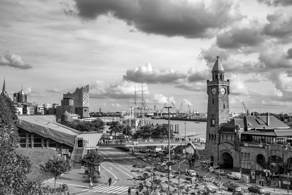 10230407 - Landungsbrücken und Elbphilharmonie | Schöner Blick auf die Landungsbrücken und die Elbphilharmonie in schwarzweiß.