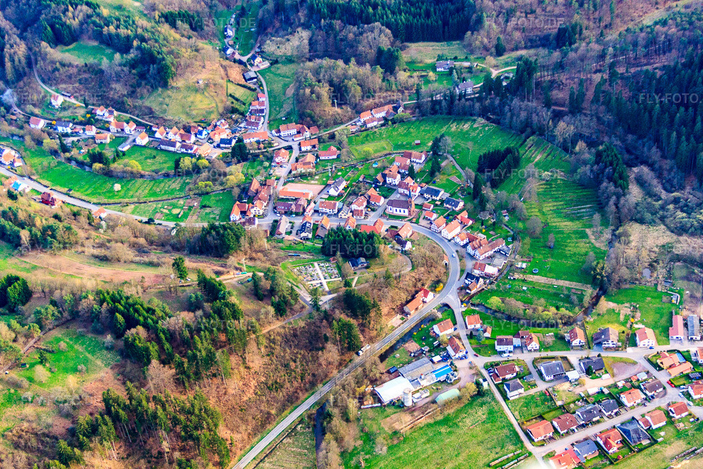 Luftbild: Dorfansicht aus Norden mit Friedhof und Kirche St. Michael in Bobenthal im Bundesland Rheinland-Pfalz in Deutschland. Foto: IMG_56558.jpg vom 17.04.2013 durch Werner Riehm/FLY-FOTO.deAuflösung des Originals: 4752 x 3168 px
