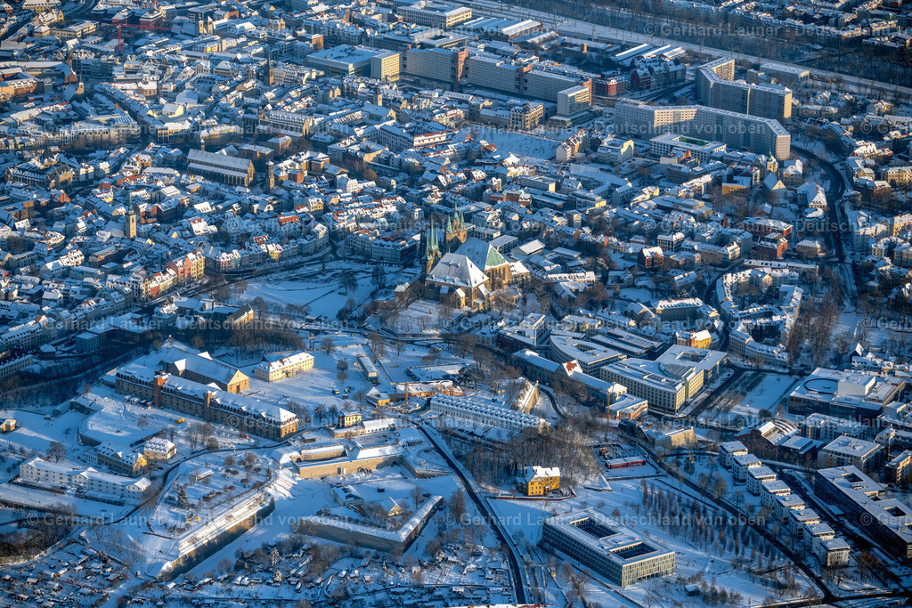 4045053 | ERFURT 14.02.2021 Winterlich schneebedeckte Zitadelle- Festungsanlage " Zitadelle Petersberg " im Stadtteil Altstadt in Erfurt im Bundesland Thüringen, Deutschland. Weiterführende Informationen bei: Bundesgartenschau Erfurt 2021 gemeinnützige GmbH. // Wintry snowy fragments of the fortress " Zitadelle Petersberg " in Erfurt in the state Thuringia, Germany. Further information at: Bundesgartenschau Erfurt 2021 gemeinnuetzige GmbH. Foto: Gerhard Launer