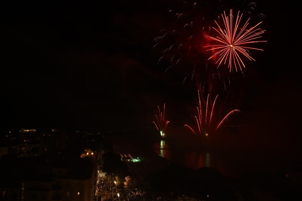 Ferragosto Fireworks in Grado, Italy | GRADO, ITALY, 15.AUG.26 - FIREWORKS - Ferragosto fireworks over the Adriatic Sea in Grado, Italy. Colorful fireworks light up the night sky above the beach, coastline and waterfront during the traditional summer celebration. - Realisiert mit Pictrs.com