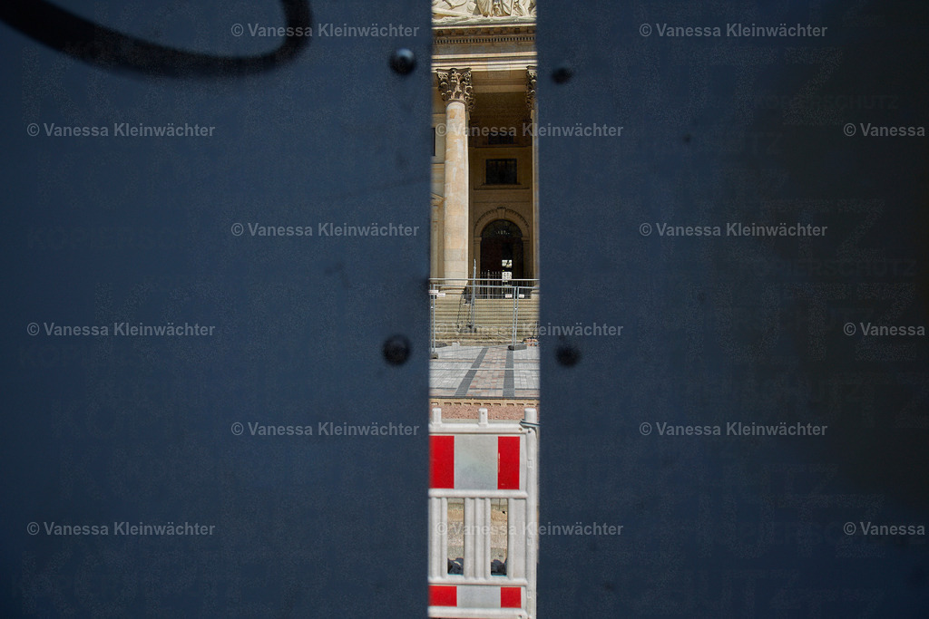 270801_BaustelleGendarmenmarkt_00015 | Vanessa Kleinwächter - Realisiert mit Pictrs.com