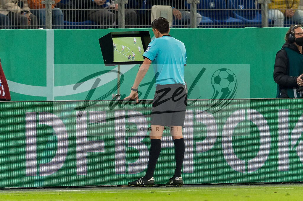 HSVSCF20220419_337 | Fussball, Herren: Referee Deniz Aytekin schaut sich das VAR an beim DFB-Pokal-Halbfinalspiel zwischen Hamburger SV und SC Freiburg im Volksparkstadion am 19.04.2022 in Hamburg, Deutschland.DFB / DFL REGULATIONS PROHIBIT ANY USE OF PHOTOGRAPHS AS IMAGE SEQUENCES AND/OR QUASI-VIDEO. - Realisiert mit Pictrs.com