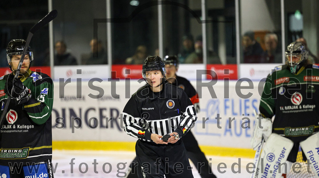 2023-03-03_019_TSV_Erding_gegen_ESC_Kempten | Erding, Deutschland, 03.03.2023:
Eishockey, Bayernliga Playoffs 2022 / 2023, Viertelfinale, TSV Erding gegen ESC Kempten, Endergebnis: 9:3

Elias Maier (Erding Gladiators, #15), Schiedsrichterin Lara Fischer, Torwart Christoph Schedlbauer (Erding Gladiators, #31)

Foto: Christian Riedel / fotografie-riedel.net