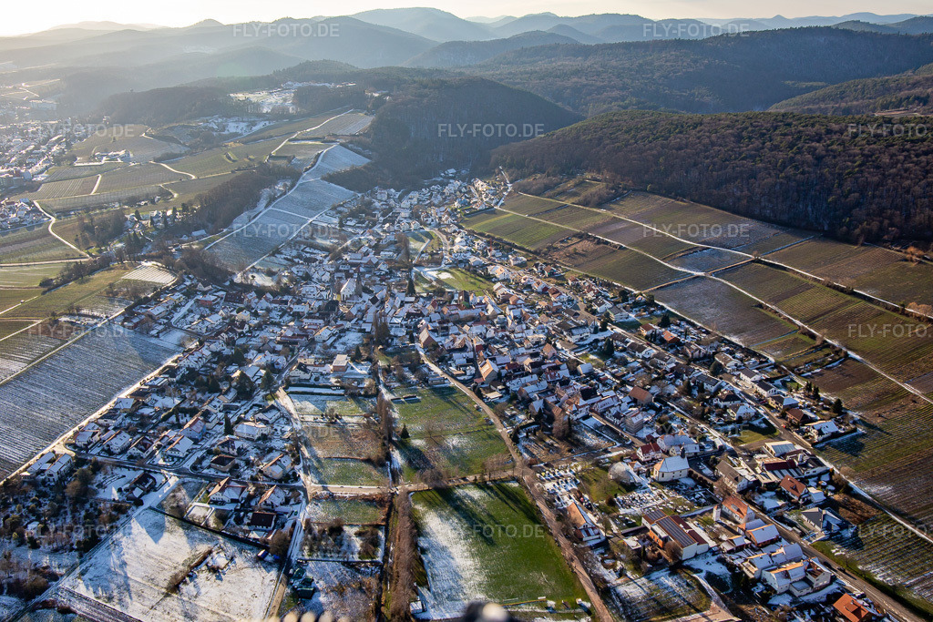 Luftbild: im Winter bei Schnee im Ortsteil Pleisweiler in Pleisweiler-Oberhofen im Bundesland Rheinland-Pfalz in Deutschland. Foto: IMG_139667.jpg vom 16.01.2024 durch Werner Riehm/FLY-FOTO.de