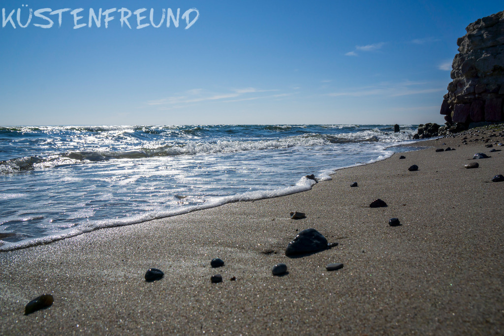 Ostseestrand // Spülsaum | Entdecke deine Lieblingslandschaft von der Küste – auf Ostsee Leinwand, Nordsee Leinwand, Alu Dibond oder Acrylglas, passend für jeden Geschmack und Raum.