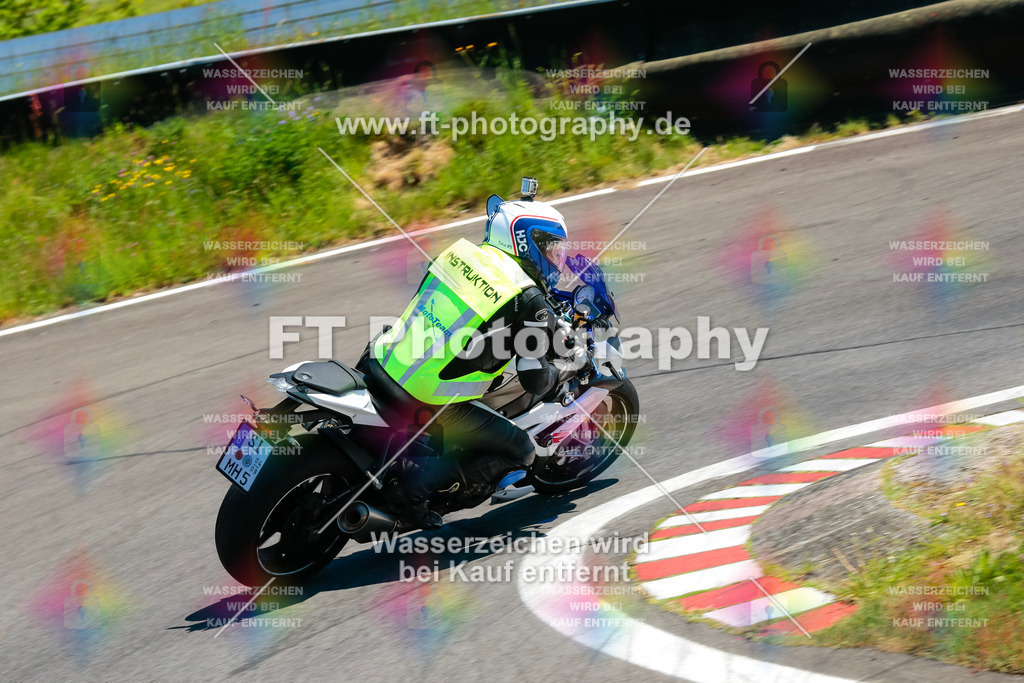 Moto-TeamOBK-22139 | Hier findet Ihr Bilder von Touristenfahrten auf der Nürburgring Nordschleife oder von anderen Veranstaltungen die ich besucht habe. Viel Spass beim Durch Schauen 